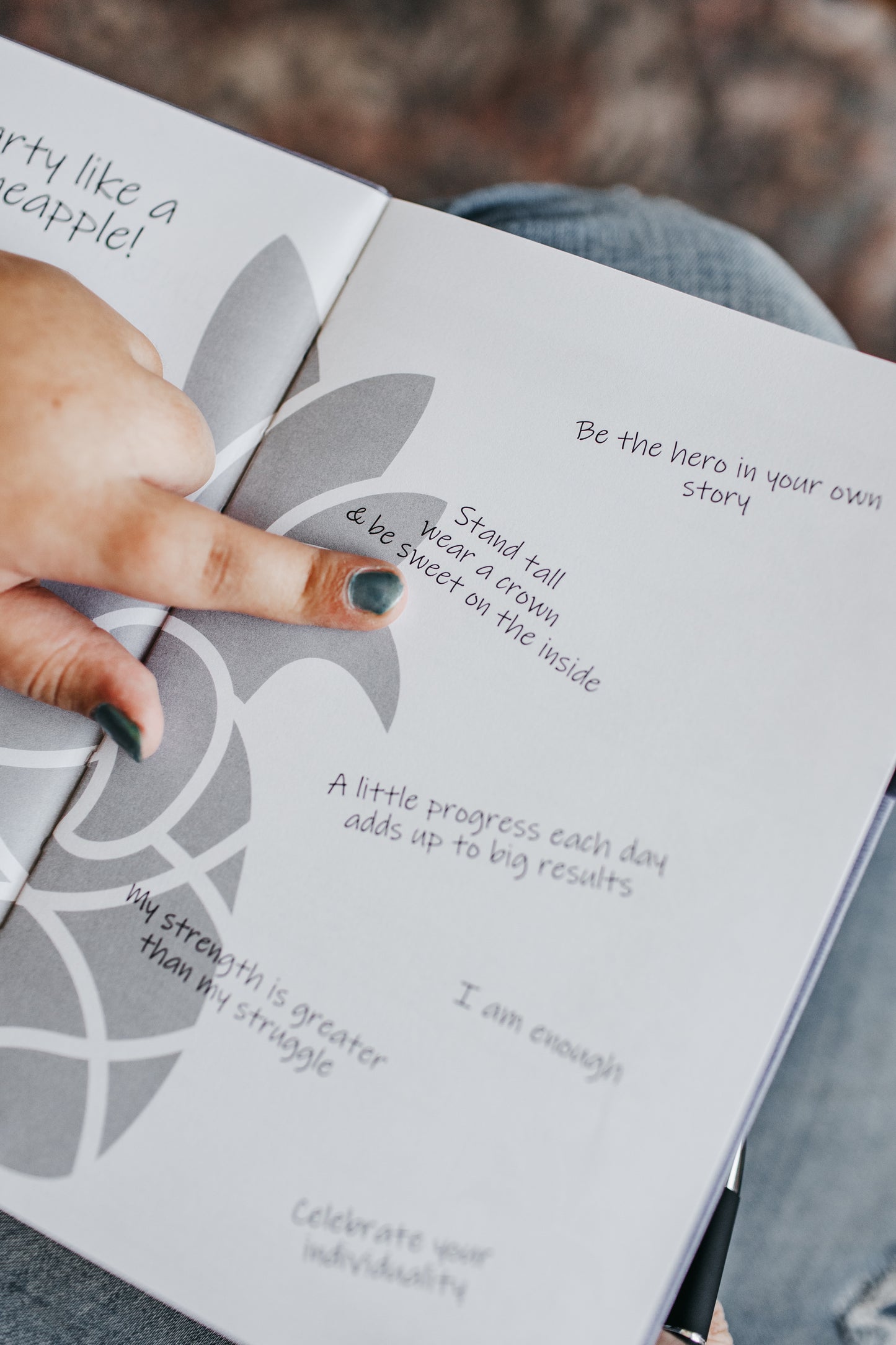 - Undated Pineapple Planner -